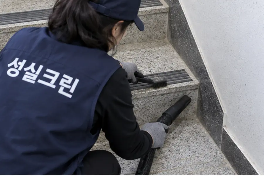 의왕시 계단청소 논슬립·모서리 작업 장면